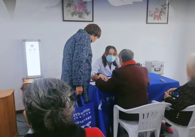 光明暖夕阳 义诊护安康 —— 镇江康复眼科医院走进中鼎江滨新村居家养老服务中心