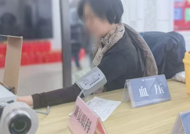 义诊进驿站，护眼暖民心丨镇江康复眼科医院公益行